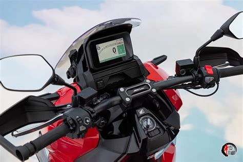 Dettaglio del cruscotto TFT dell'Honda X-ADV 750