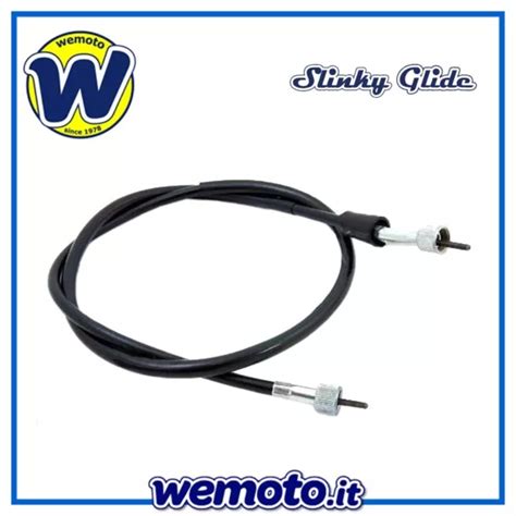 Dettaglio del passaggio del cavo contachilometri nella forcella di una Vespa