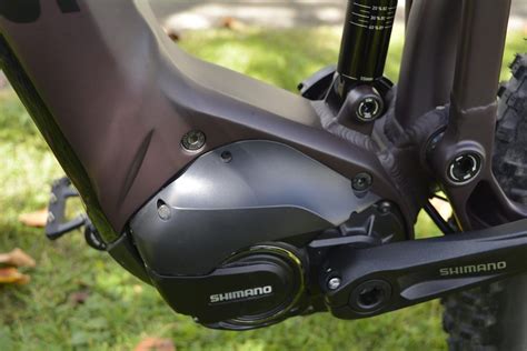 Schema che illustra i diversi tipi di motori per e-bike (centrale e mozzo)