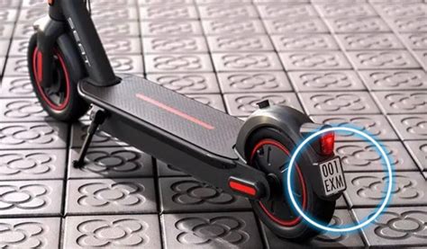 Illustrazione di un monopattino elettrico con targa e casco