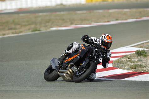 Immagine di una KTM Duke 690 R in prova su pista