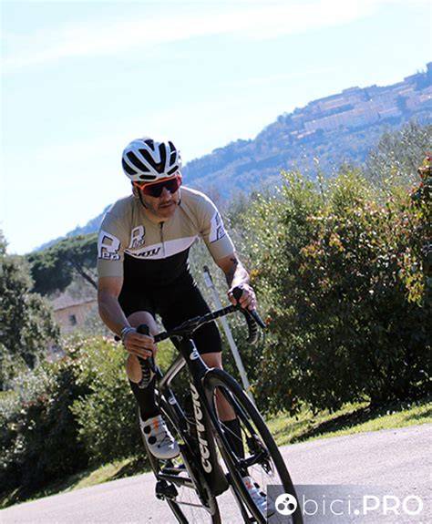 Schema di vestibilità aerodinamica abbigliamento bici