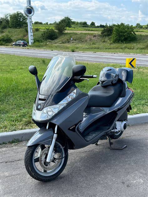 Piaggio X8 design frontale e vano