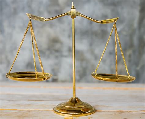 Bilancia con una bici nuova da un lato e una bici usata dall'altro, con un simbolo di prezzo più basso per quella usata.