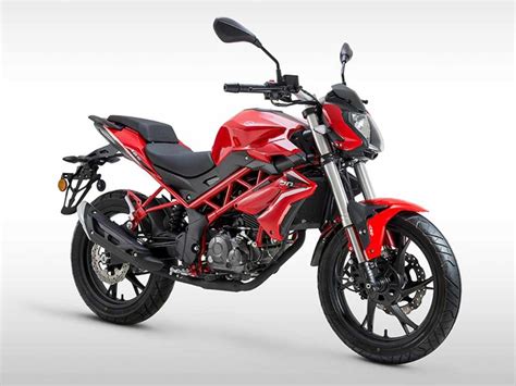 Benelli BN 125 parcheggiata in un box