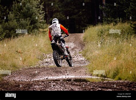 Piloti in gara su un percorso sterrato di enduro