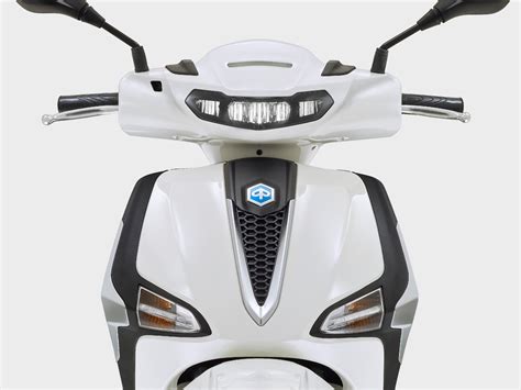 frontale Beverly 2010 con luci a LED e cravatta Piaggio