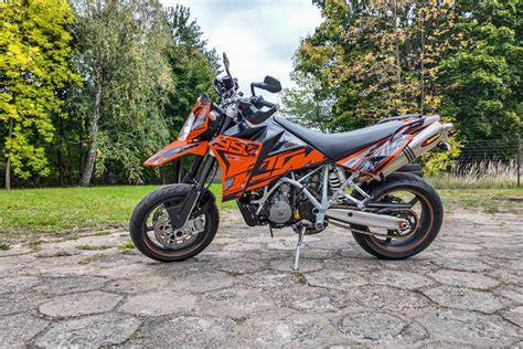 KTM 950 SM profilo mosso su strada