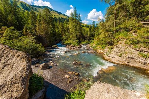 Fiume Drava in un paesaggio alpino