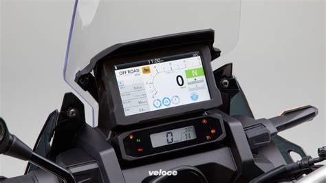 Primo piano del cruscotto digitale della Honda Africa Twin con sospensioni elettroniche attive
