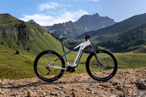 Mountain bike elettrica su sentiero alpino