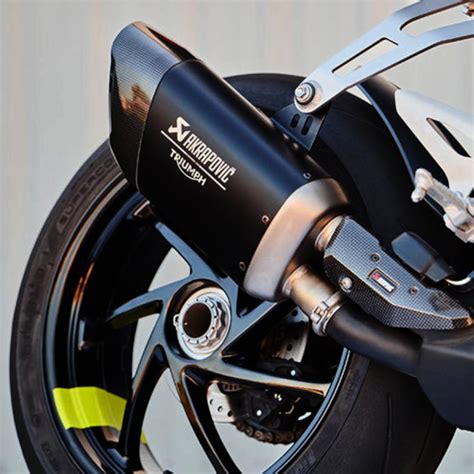 Primo piano di uno scarico Akrapovič in titanio montato su una Triumph Bonneville