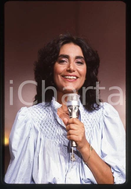 Mia Martini durante un'esibizione televisiva