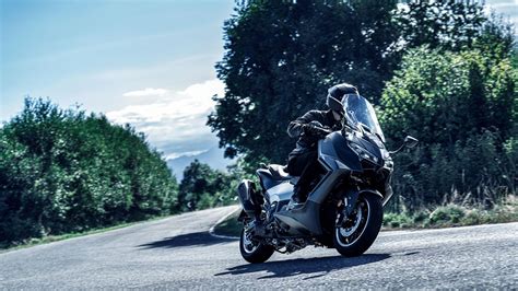 Yamaha TMAX in movimento su una strada panoramica