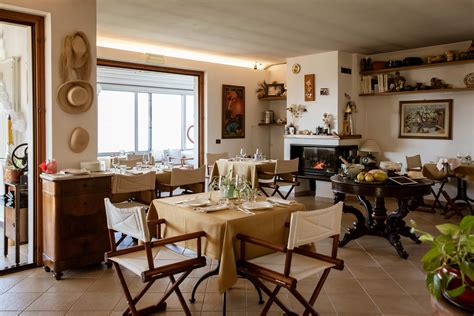 Interno accogliente di una trattoria con tavoli apparecchiati