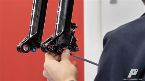 Dettaglio di una forcella ammortizzata su una e-MTB