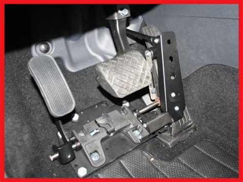 Interno di un'auto con cambio automatico, mostrando i pedali dell'acceleratore e del freno.