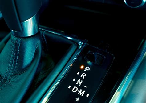 Primo piano di una leva del cambio automatico con le lettere P, R, N, D visibili.