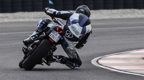 Pilota su moto sportiva con semimanubri bassi