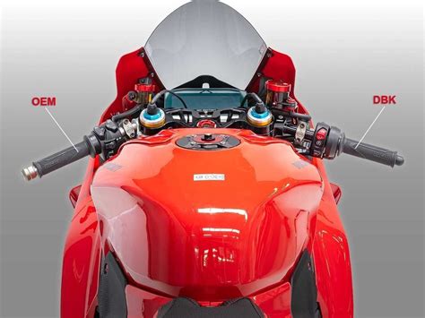Primo piano di semimanubri regolabili su una moto