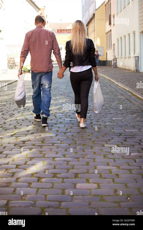 Donna che cammina tenendo per mano un bambino