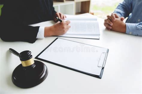 Persona che consulta documenti legali