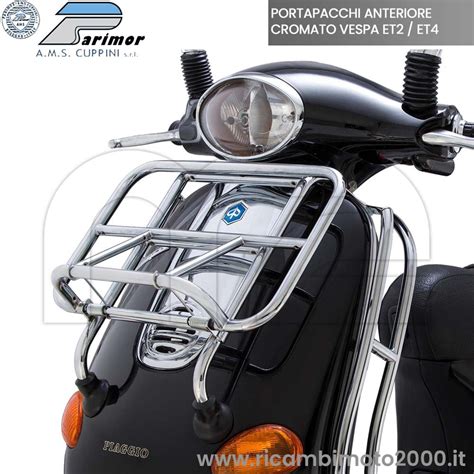 Dettaglio del portapacchi cromato posteriore su una Vespa 125 T5
