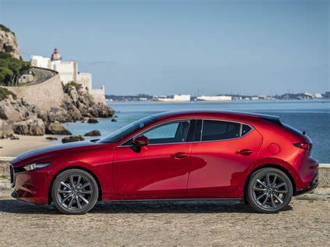 Mazda3 esterno profilo slanciato frontale lungo