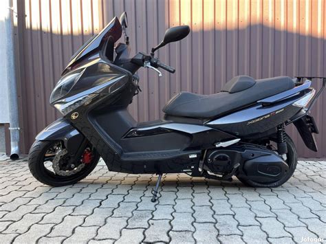 Kymco Xciting 500 vista laterale in strada