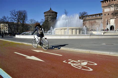 Ciclisti su una pista ciclabile moderna