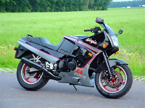 Kawasaki GPX 600 con scarico sportivo