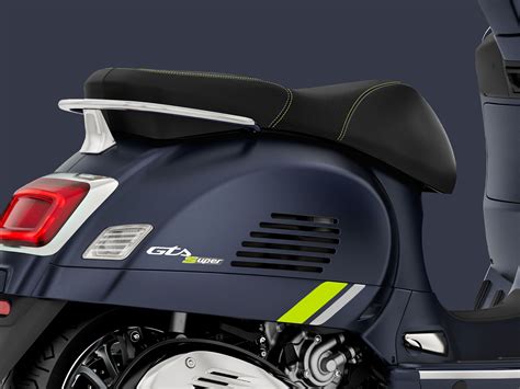Dashboard di una Vespa GTS 300 con tachimetro