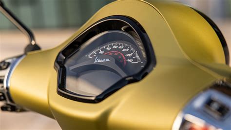 Dettaglio della strumentazione di una Vespa GTS Super