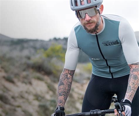 Ciclista con abbigliamento Northwave in azione