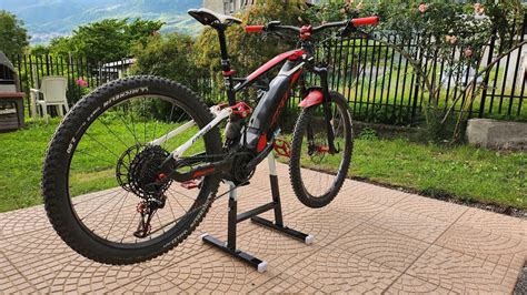 Una mountain bike montata su un cavalletto da officina