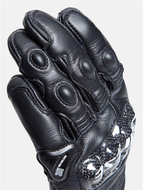 Dettaglio del palmo rinforzato di un guanto Dainese