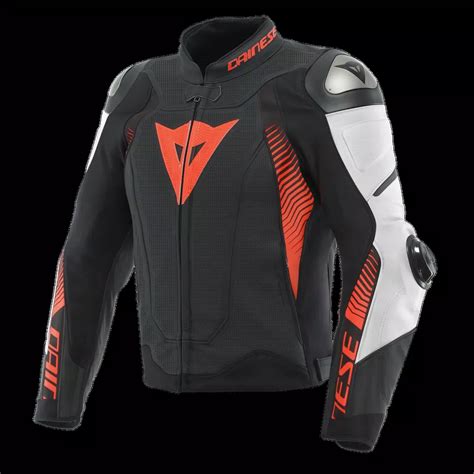 Motociclista in pista con giacca Dainese Super Speed Tex