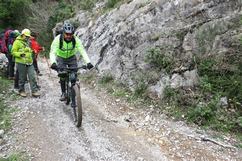 Mountain bike su un sentiero