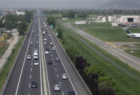 Strada con veicoli incidentati