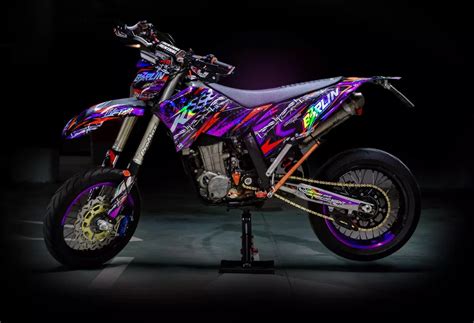 Moto da cross personalizzata con grafiche vivaci