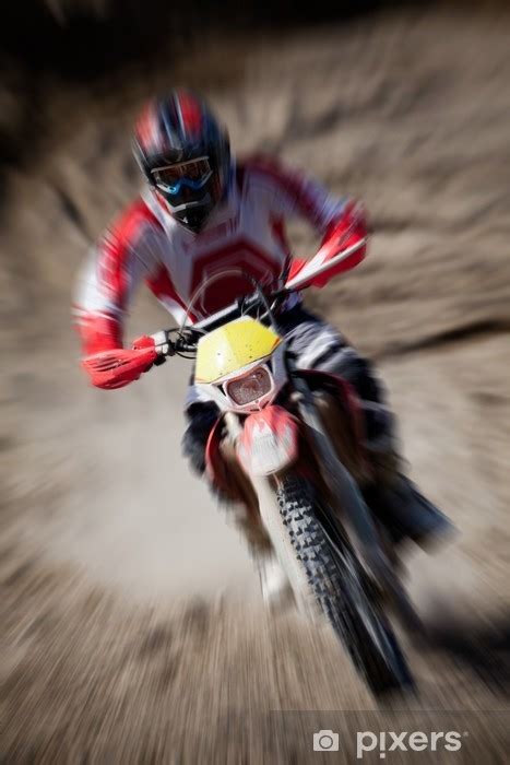 Dettaglio di un adesivo motocross con texture in rilievo