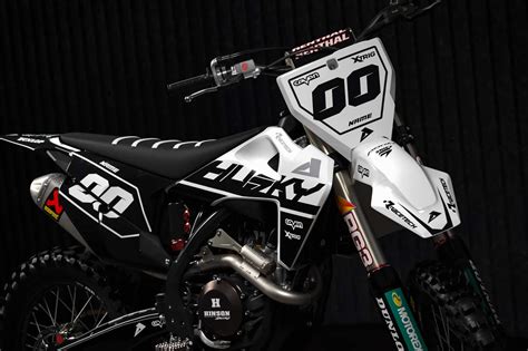 Logo Althea Design® con sfondo di grafiche motocross
