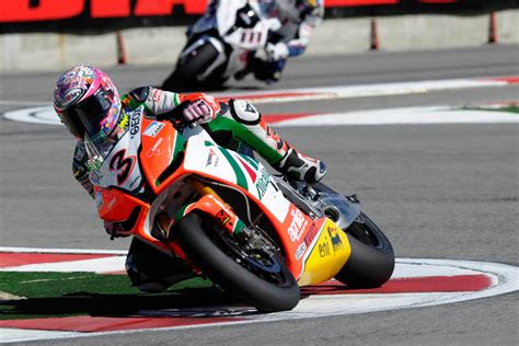 Max Biaggi celebra la vittoria del titolo Superbike