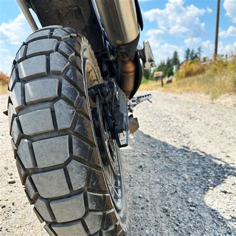 Motociclista su strada sterrata con pneumatici Continental TKC70