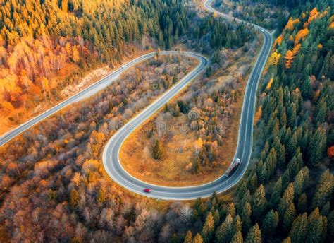 Vista aerea di una strada tortuosa con una moto che la percorre