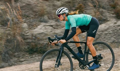 Ciclista su una bici gravel che utilizza un ciclocomputer