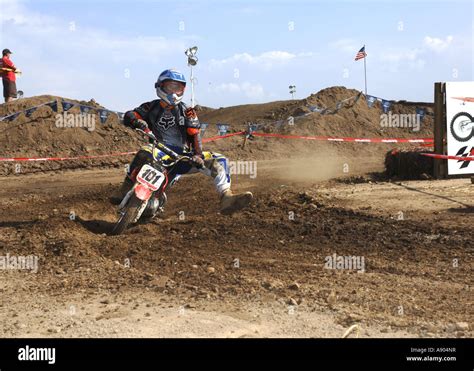 Televisore che trasmette una gara di motocross