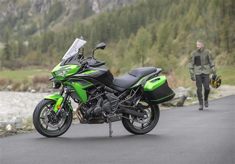 Kawasaki Versys 650 in movimento su una strada panoramica