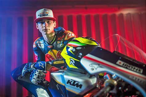 Immagine ritratto di Filippo Farioli con KTM
