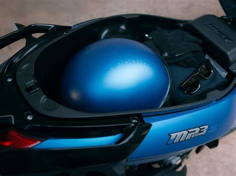 Piaggio MP3 vista laterale con vano sottosella aperto